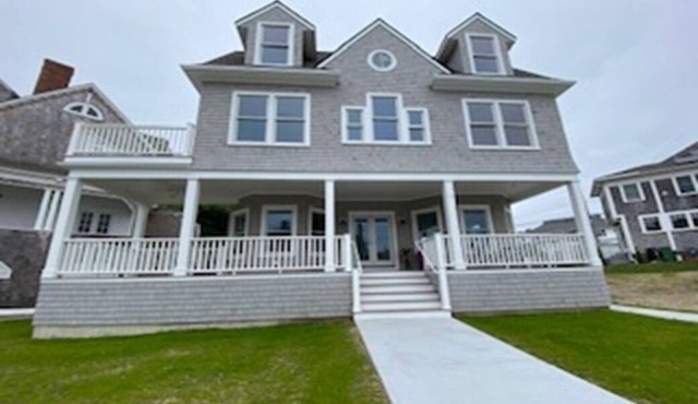 Bright and airy 4+ bedroom house, steps away from the beach!