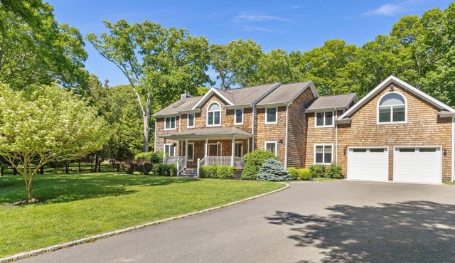 Bright and Airy Fantastic 5-bedroom house near Southampton village with new pool