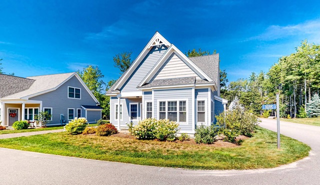 Bright and comfortable 2-level home near the beach w/shared pool, WiFi