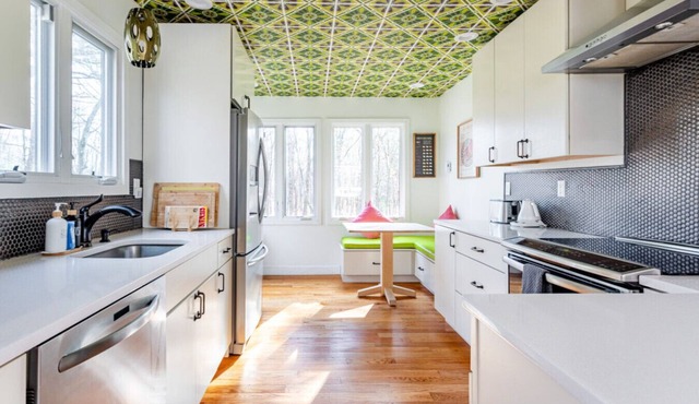 Bright Contemporary Near The Best Hiking Trails