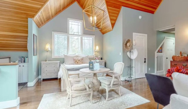 Bright & Cozy Studio w/Hot Tub | Walk to Lake