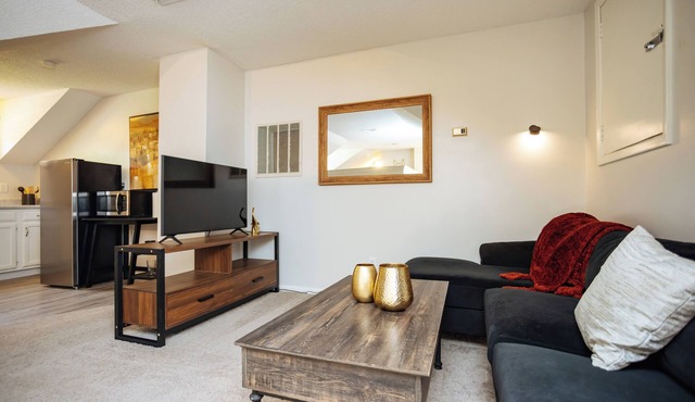 Bright & Cozy Suite-5 Min to Downtown Lee’s Summit