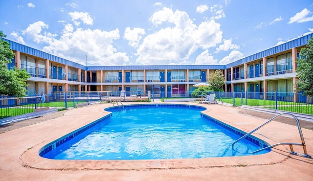 Bright King Room w/Seasonal Pool – Affordable Comfort Near Lawton Hotspots