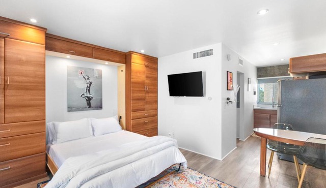 Bright Micro-Flat steps from DTPH Pool & Parking