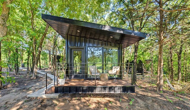 Bright Modern Treehouse with Pickleball Court Near LBJ Grasslands | Alvord, Texas