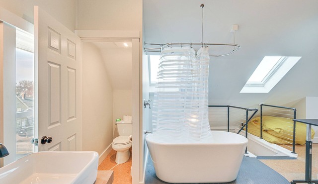 Bright & Pet-Friendly Home: 1.5 Mi to Harvard Square, Allston, Brighton