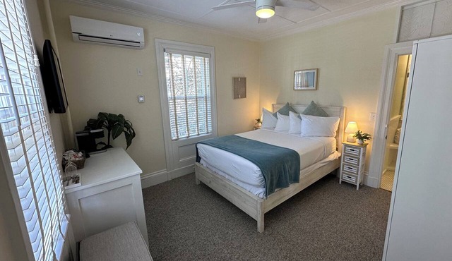 Bright & Sunny 1 Bed/1 Bath/Dog Friendly on Historic Spring St, can't beat the location!