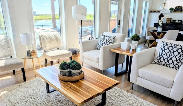 Bright Walk-Out Suite - Kitchenette & Amazing View in Lethbridge