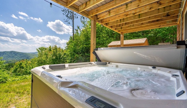 BryantPond Cabin-BNew Firepit! HotTub|Dog Friendly