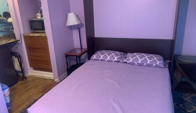 Budget Downtown Studio-I w/Queen Bed, Micro-Kitchen AC, WIFI & 4 free Streamers