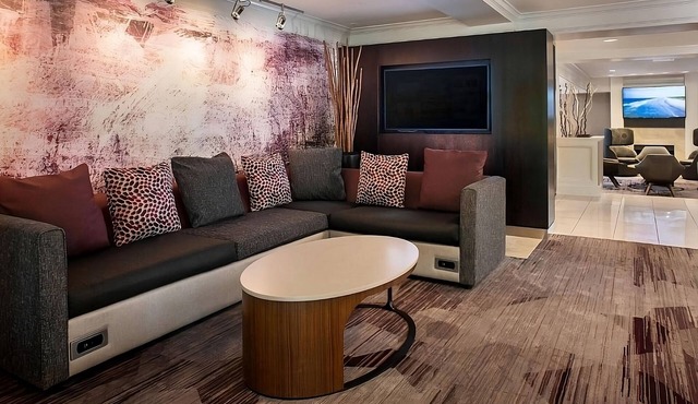 Budget-Friendly Bliss! 2 Posh Units, Close to New England Quilt Museum