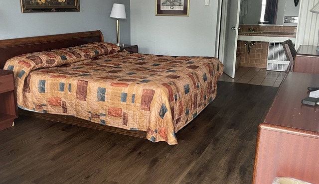 Budget Host Three Crowns Motor Lodge