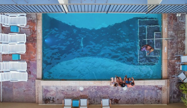 Budget Stay! Pool, Kitchen, Balcony, Steps to the Beach, Near Honolulu Zoo!