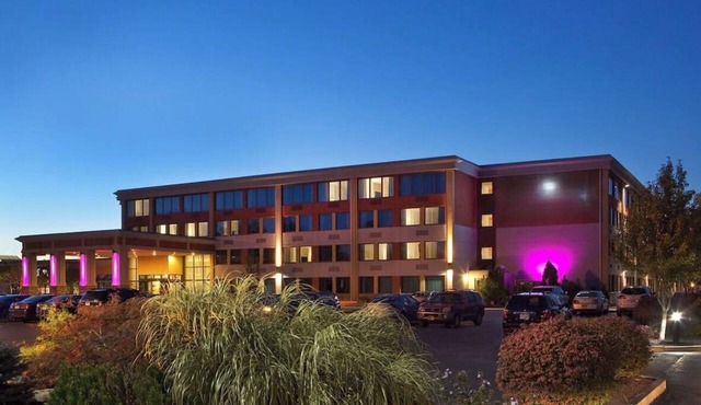 Burlington Mall King Room with Pool & Gym