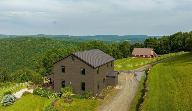 Button Up Farm - Wonderful 4+ bedroom house in Chelsea RELAX. PEEP. REPEAT.