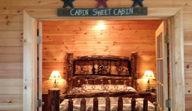Cabin Dreams- Charming. Romantic. Jetted tub. Screened porch. 10 min to SDC