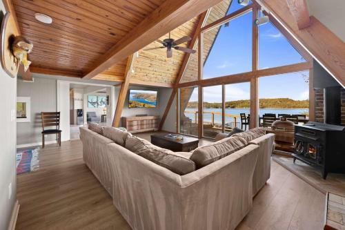 Camel Rock-ON Beaver Lake-Sweeping Views-Sleeps 18