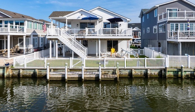Canal Front Views, Boat Dock, Kayaks, 10" Walk to the Beach, Free Activities inc. Golf at Bear Trap.