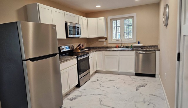 Canterbury, NH!1 bed, 1 bath cozy haven, lakes and mountains & adventures.