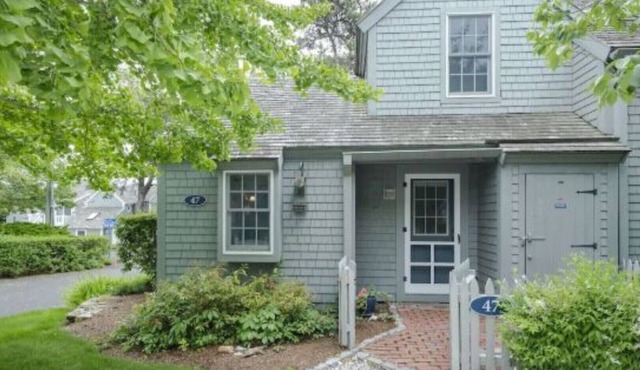 Cape Cod Cottage steps from Private Beach