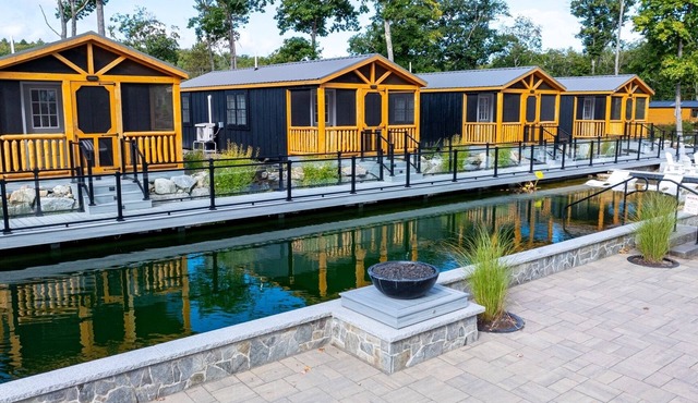 CARDINAL - RESORT WITH 12 PROPERTIES. NATURAL POND FOR SWIMMING.
