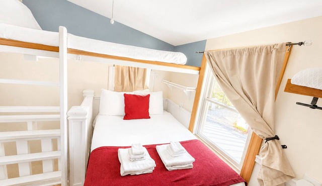 Caretakers Apartment-Split level w/Wet Room Bath
