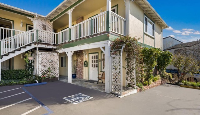 Carmel Inn & Suites