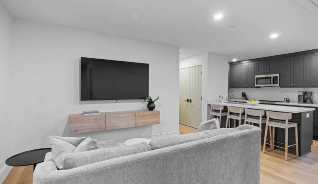 Casa Jardin Unit 13-Boutique Suite in Downtown Santa Barbara