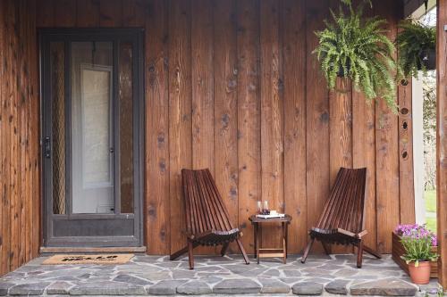 Catskills Retro Retreat- Upstate Home w Hot Tub