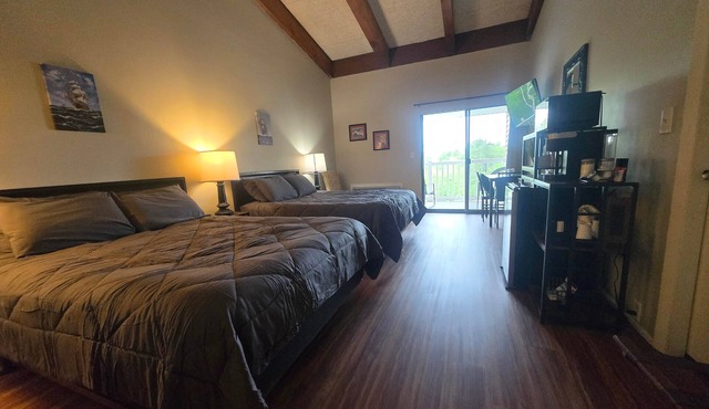 Cedar Lodge Room-Private Balcony Close to Weirs!