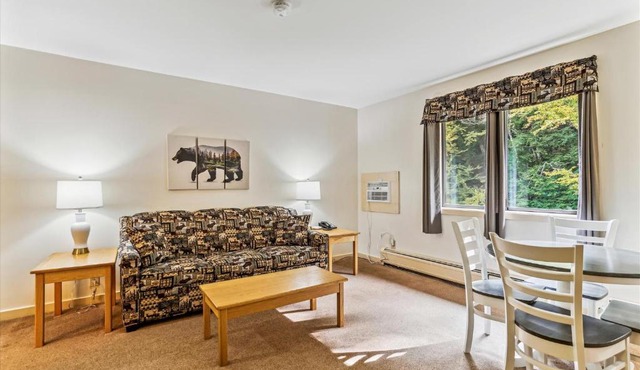 Cedarbrook Deluxe one bedroom suite with outdoor heated pool 21416