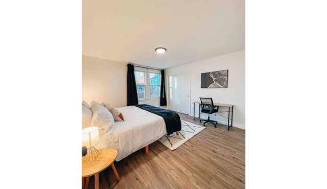 Central & Chic Apt Sleeps 7 (2 kings, 2 full beds) no cleaning fee