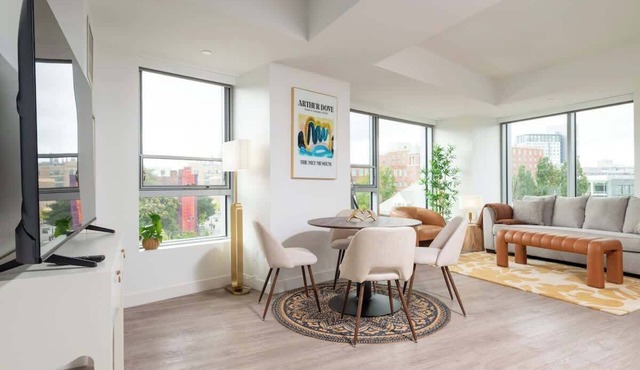 Central Space 2 BR Condo to Balance Life, Work Play! 7 Sleeps