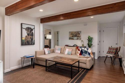 Central Spacious 3BR - 1 Min walk to Sports Arena
