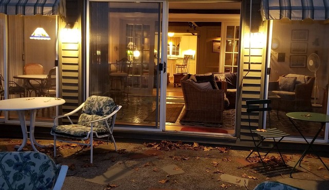 Centrally Located, Dog Friendly, Vintage Lake House With Contemporary Amenities.