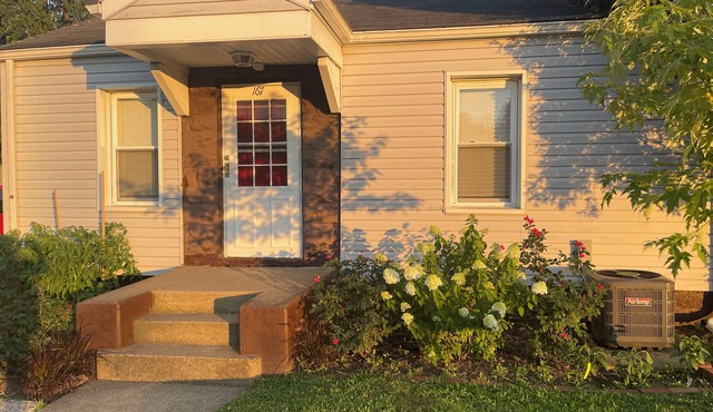 Charming 1-bdrm pet friendly home in New Philadelphia with AC and fenced yard