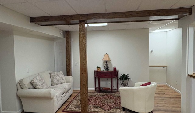 Charming 1-bedroom apartment with WiFi and AC in elite area of Greenfield, MA