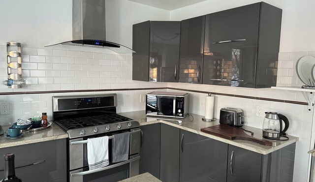 Charming 1-bedroom apartment in Greenwich with Water View & Balcony.