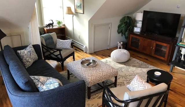 Charming 1 bedroom apartment in welcoming & walkable historic Waterbury Village