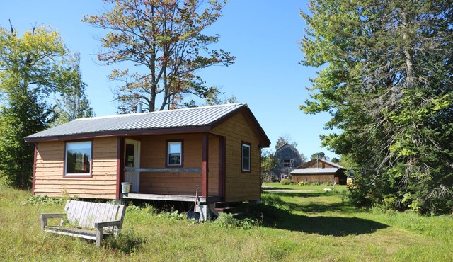Charming 1-bedroom Tiny house in Eden Mills. Spectacular views, private setting.