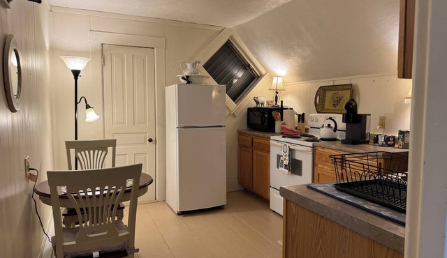 Charming 1-bedroom apartment with WiFi, AC in delightful Brattleboro