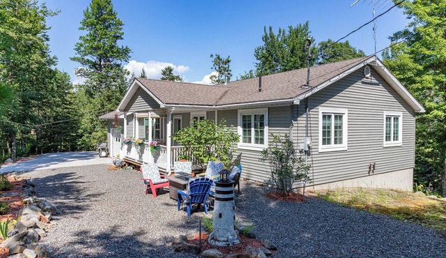 Charming 2-bedroom cottage located near Sandy Point Beach.