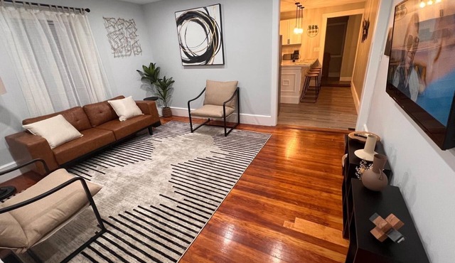 Charming 2-bedroom apartment in nice Sharon with WiFi, AC near Gillette Stadium