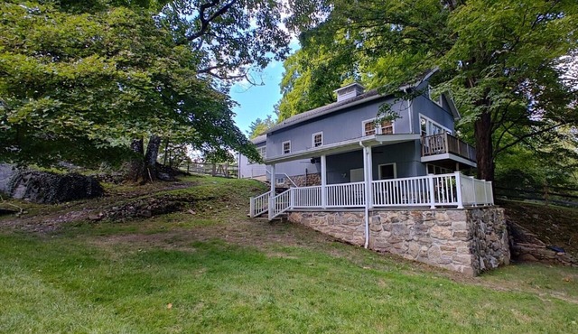 Charming 2 Bedroom Cottage in Peaceful New Canaan - Pet Friendly!