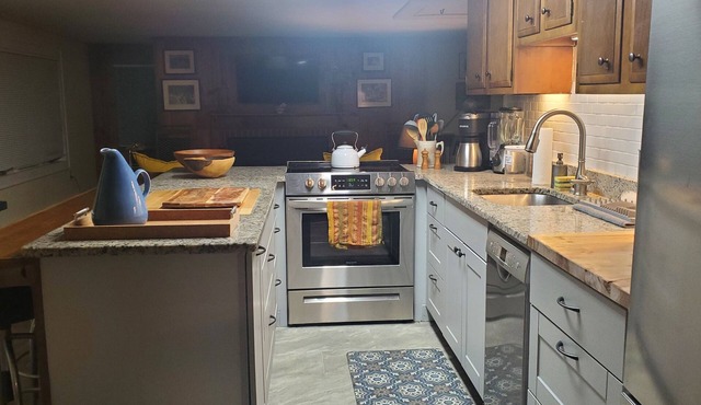 Charming 2-bedroom cottage on country rd. w/firepit and fireplace