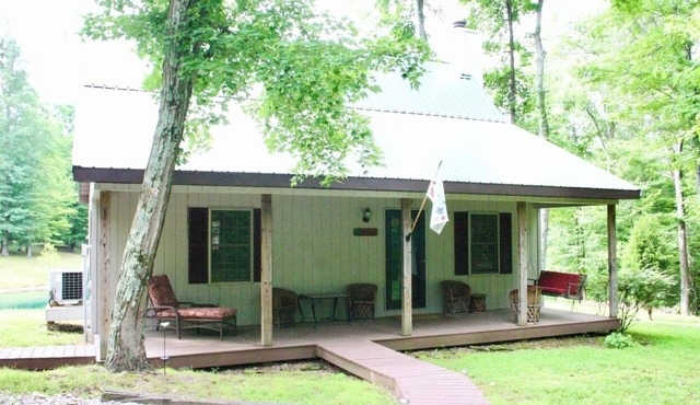 Charming 2-bedroom cottage with WiFi, AC in wonderful New Pekin