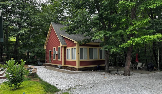 Charming 2-bedroom cottage in Westford, sandy beach, 2 pools, restaurant on site