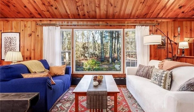 Charming 2-bedroom cottage on 7 acres of woods in Putnam with AC, WiFi