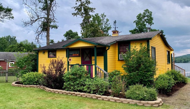 Charming 2-bedroom cottage on Lake Salem with AC, WiFi
