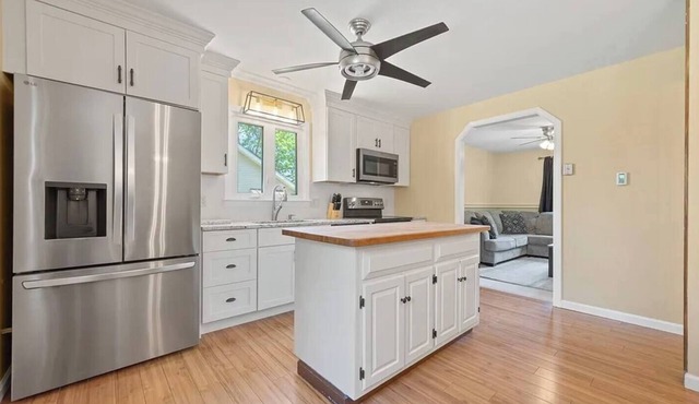 Charming 2-bedroom house with WiFi, AC in lovely Waterbury/beautiful backyard